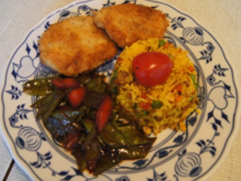 Krosse Putenschnitzel mit Paprika-Zuckerschoten-Wok-Gemüse und bunten Bratreis - Rezept - Bild Nr. 2