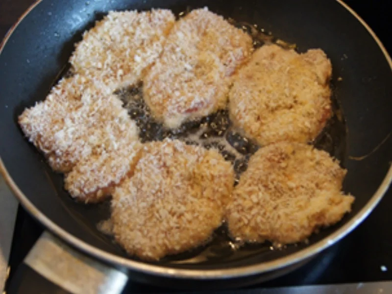 Krosse Putenschnitzel mit Paprika-Zuckerschoten-Wok-Gemüse und bunten Bratreis - Rezept - Bild Nr. 4