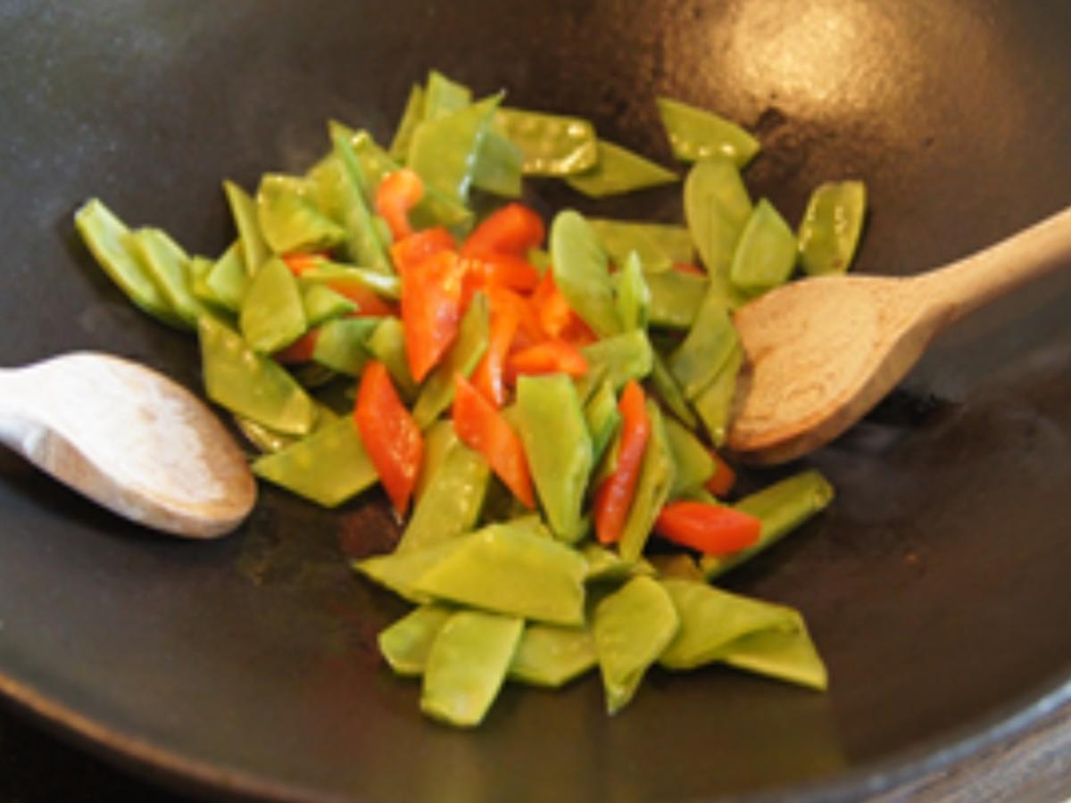 Krosse Putenschnitzel mit Paprika-Zuckerschoten-Wok-Gemüse und bunten Bratreis - Rezept - Bild Nr. 8