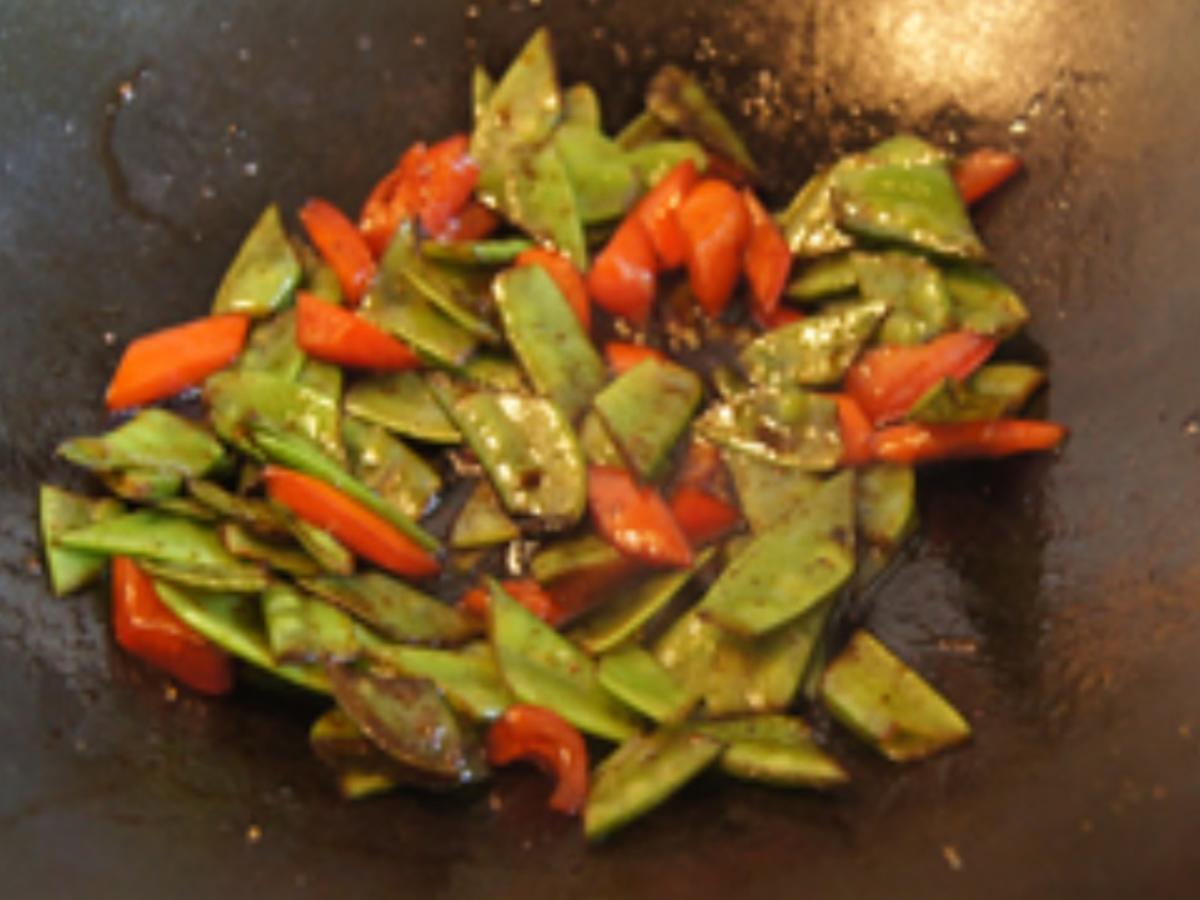 Krosse Putenschnitzel mit Paprika-Zuckerschoten-Wok-Gemüse und bunten Bratreis - Rezept - Bild Nr. 9