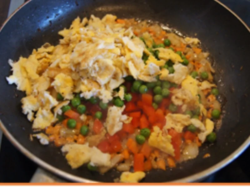 Krosse Putenschnitzel mit Paprika-Zuckerschoten-Wok-Gemüse und bunten Bratreis - Rezept - Bild Nr. 11