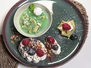 Pavlova mit Grütze und Haferflockencrunch - Rezept - Bild Nr. 2