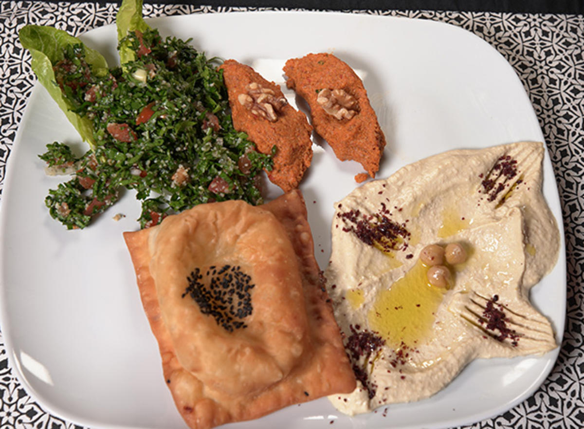 Tabbouleh, Käsetaschen mit Hummus und Kebah - Rezept - Bild Nr. 2