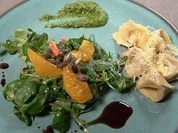 Kürbis-Tortelloni mit Walnuss-Pesto und Feldsalat - Rezept - Bild Nr. 15811