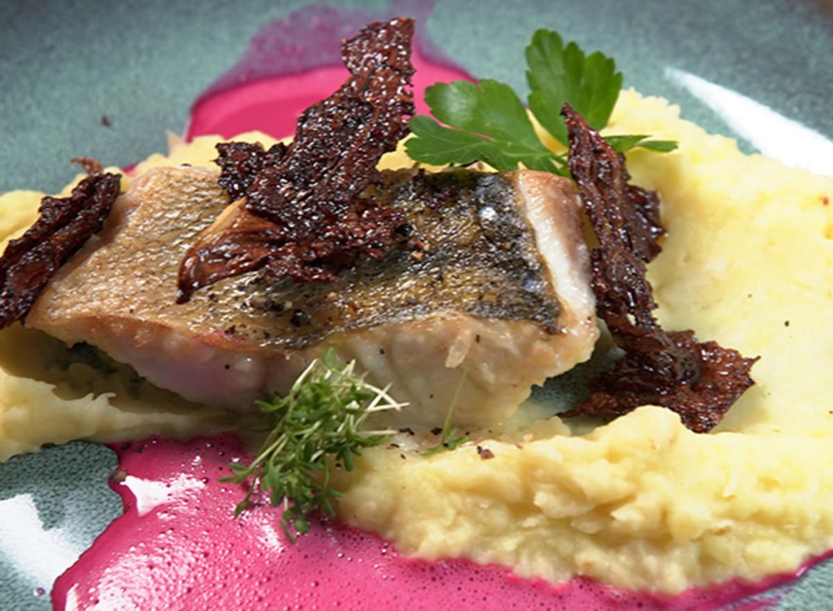 Ostseefisch mit Pastinakenstampf, Rote-Bete-Schaum und Wirsingchips - Rezept - Bild Nr. 2