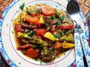 Buntes pfannengerührtes Gemüse auf gebratenen Nudeln - Rezept - Bild Nr. 2