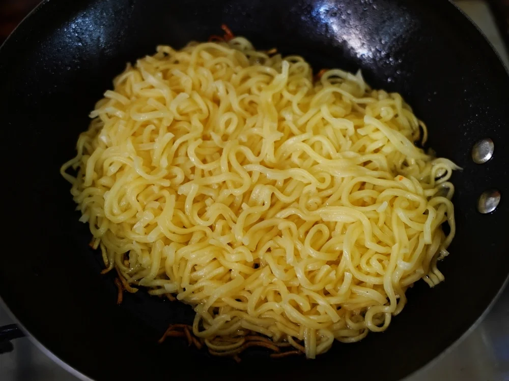 Rezept: Buntes pfannengerührtes Gemüse auf gebratenen Nudeln Bild Nr. 3 Buntes pfannengerührtes Gemüse auf gebratenen Nudeln - Rezept - Bild Nr. 3