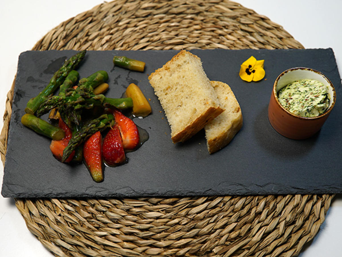 Warmer Spargelsalat mit Erdbeeren, Landbrot und Bärlauchbutter - Rezept - Bild Nr. 15812