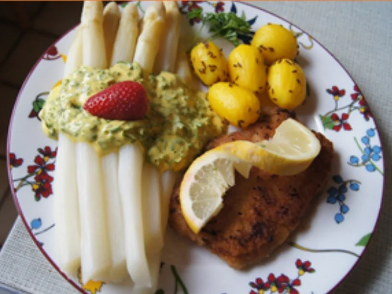 Rezept: Spargel mit Petersilien-Hollandaise, Alm-Schnitzel und Kümmel-Drillingen Bild Nr. 2 Spargel mit Petersilien-Hollandaise, Alm-Schnitzel und Kümmel-Drillingen - Rezept - Bild Nr. 2