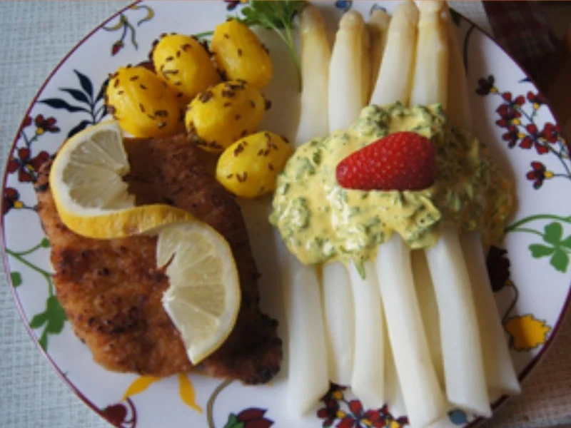 Rezept: Spargel mit Petersilien-Hollandaise, Alm-Schnitzel und Kümmel-Drillingen Bild Nr. 10 Spargel mit Petersilien-Hollandaise, Alm-Schnitzel und Kümmel-Drillingen - Rezept - Bild Nr. 10