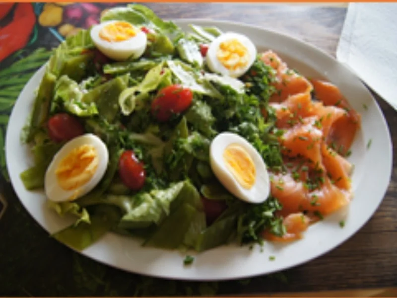 Eisbergsalat mit Räucherlachs, gekochten Eiern und Zuckerschoten - Rezept - Bild Nr. 2