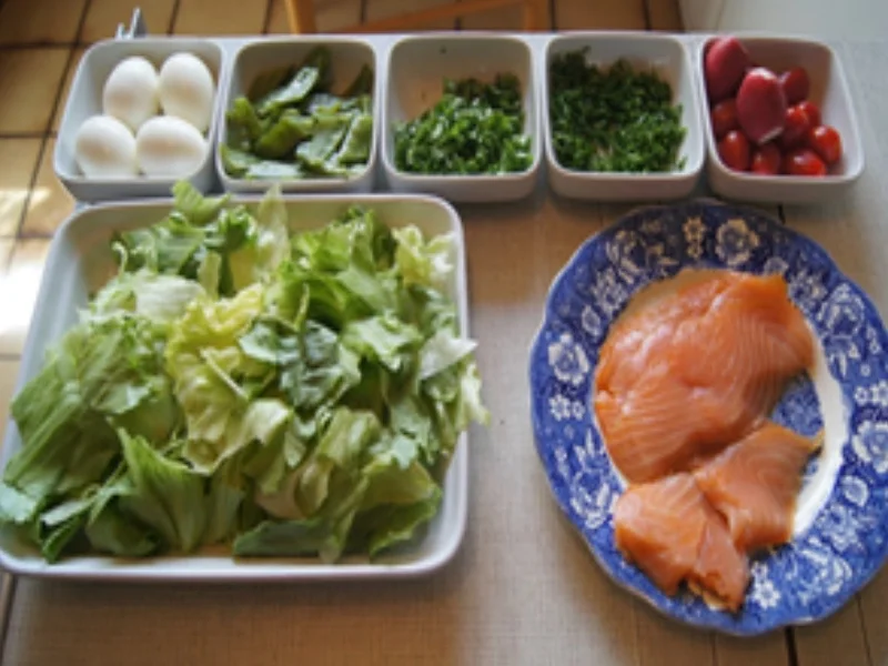 Eisbergsalat mit Räucherlachs, gekochten Eiern und Zuckerschoten - Rezept - Bild Nr. 5