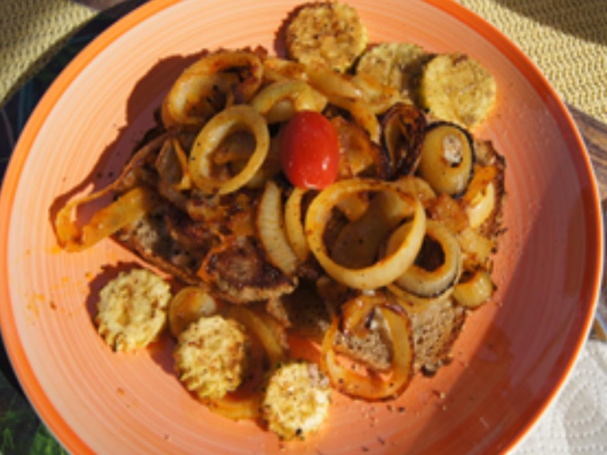 Nackensteak mit Zwiebelhaube auf Kürbiskernbrot mit Zucchinischeiben ...