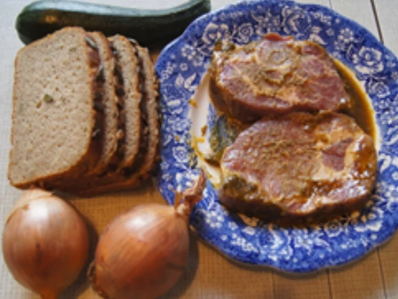 Nackensteak mit Zwiebelhaube auf Kürbiskernbrot mit Zucchinischeiben - Rezept - Bild Nr. 3