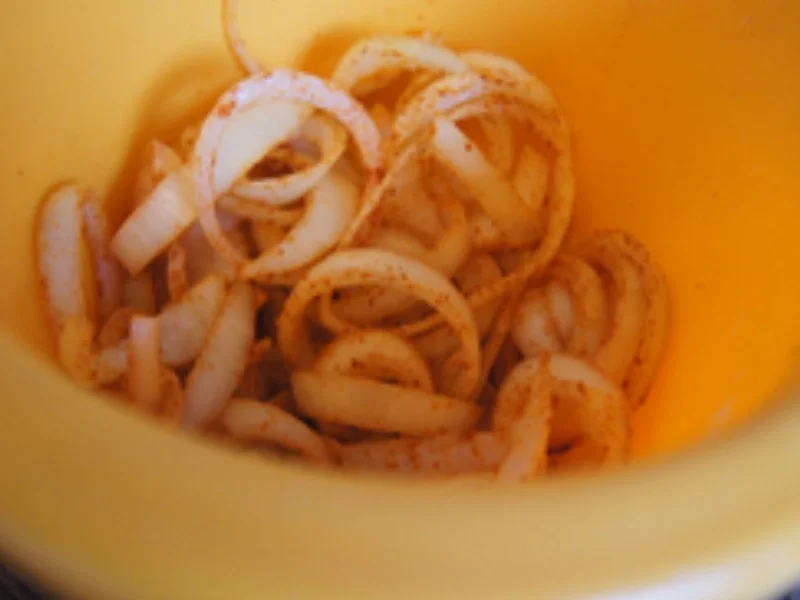 Nackensteak mit Zwiebelhaube auf Kürbiskernbrot mit Zucchinischeiben - Rezept - Bild Nr. 5