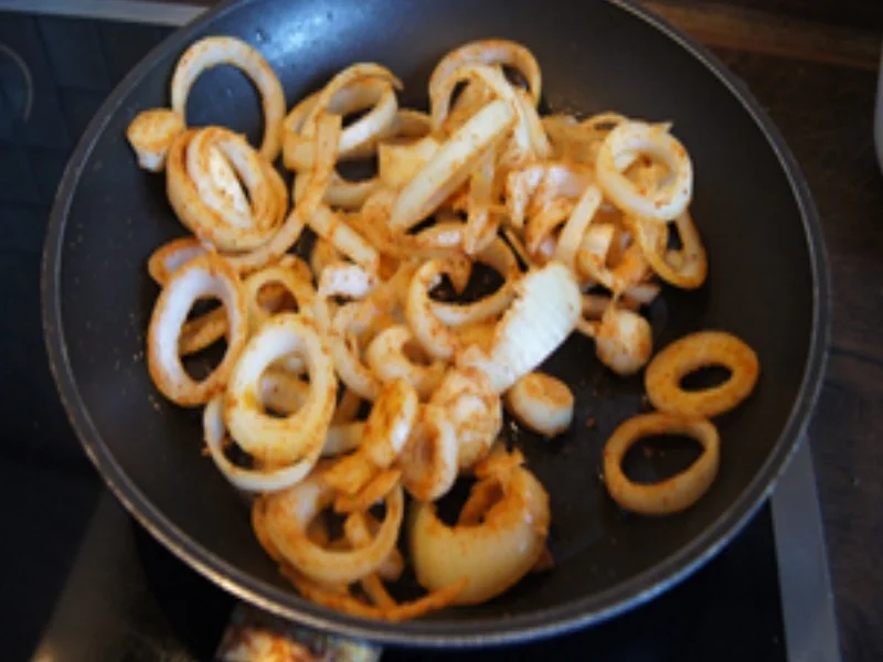 Nackensteak mit Zwiebelhaube auf Kürbiskernbrot mit Zucchinischeiben - Rezept - Bild Nr. 7