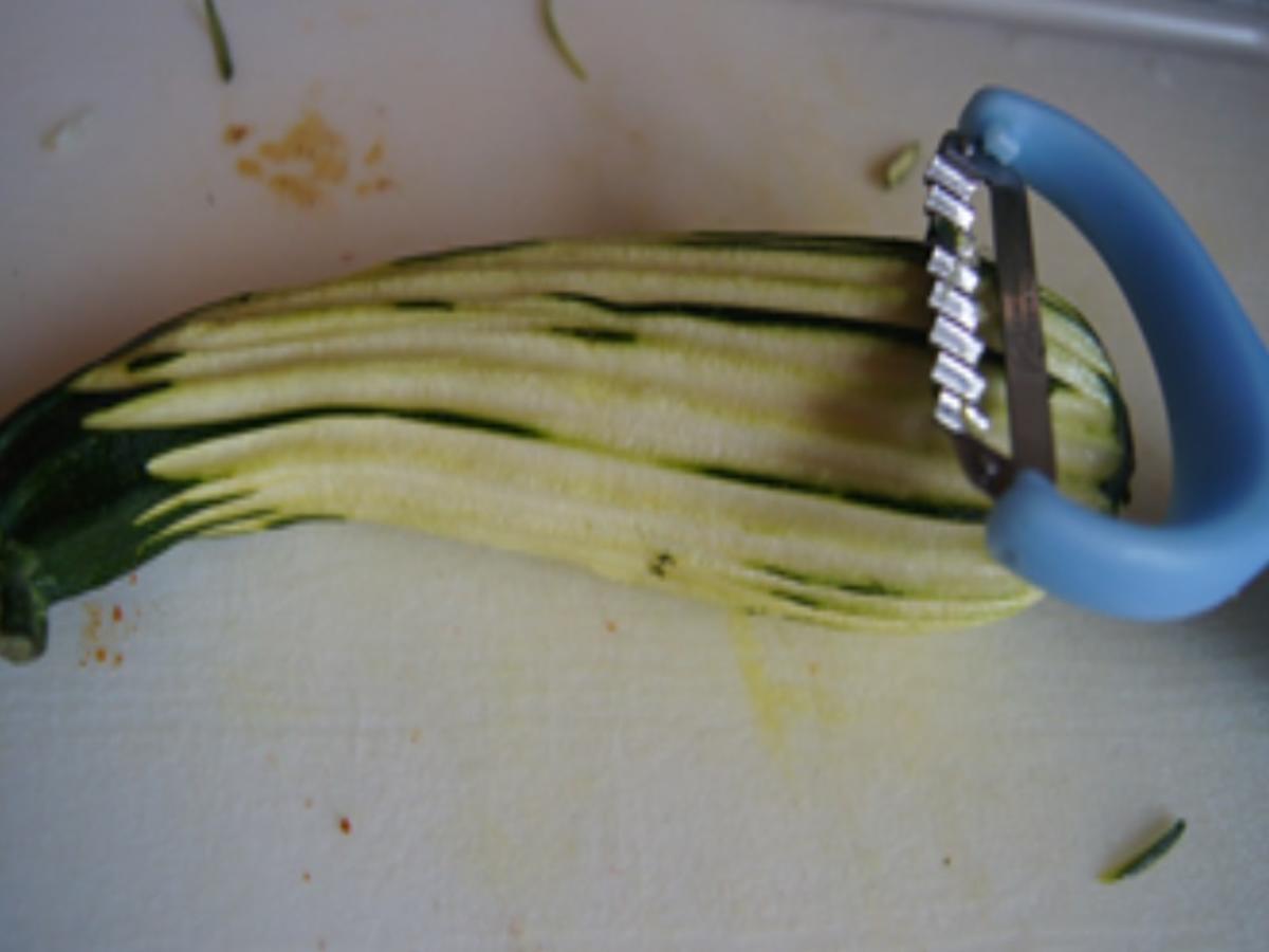 Nackensteak mit Zwiebelhaube auf Kürbiskernbrot mit Zucchinischeiben - Rezept - Bild Nr. 8