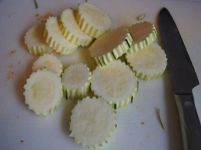 Nackensteak mit Zwiebelhaube auf Kürbiskernbrot mit Zucchinischeiben - Rezept - Bild Nr. 10