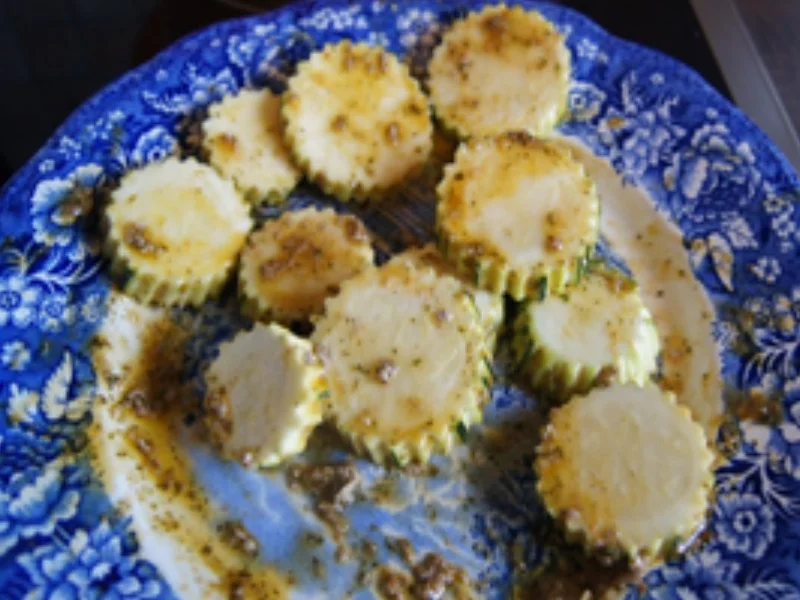 Nackensteak mit Zwiebelhaube auf Kürbiskernbrot mit Zucchinischeiben - Rezept - Bild Nr. 11