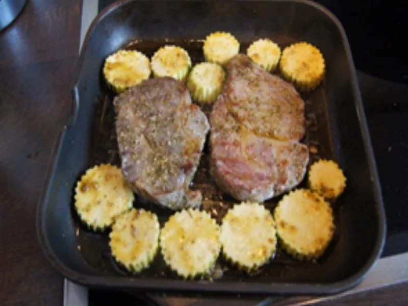 Nackensteak mit Zwiebelhaube auf Kürbiskernbrot mit Zucchinischeiben - Rezept - Bild Nr. 13