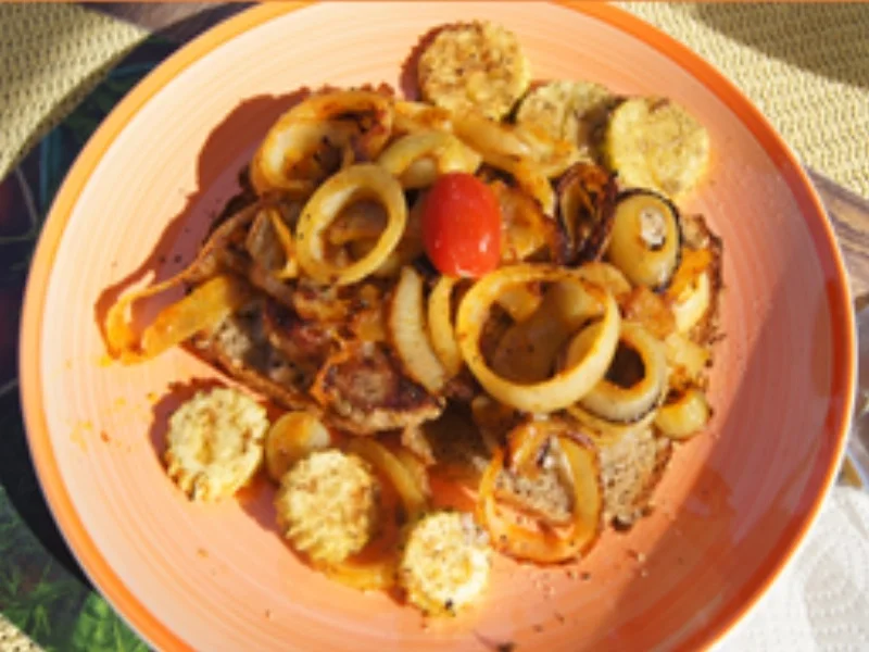 Nackensteak mit Zwiebelhaube auf Kürbiskernbrot mit Zucchinischeiben - Rezept - Bild Nr. 14