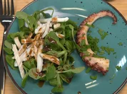 Feldsalat mit Tintenfischtuben und Oktopus - Rezept - Bild Nr. 2