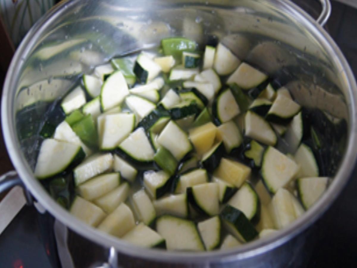 Zucchini-Zuckerschoten-Suppe mit Parmesan Hippen - Rezept - Bild Nr. 15833