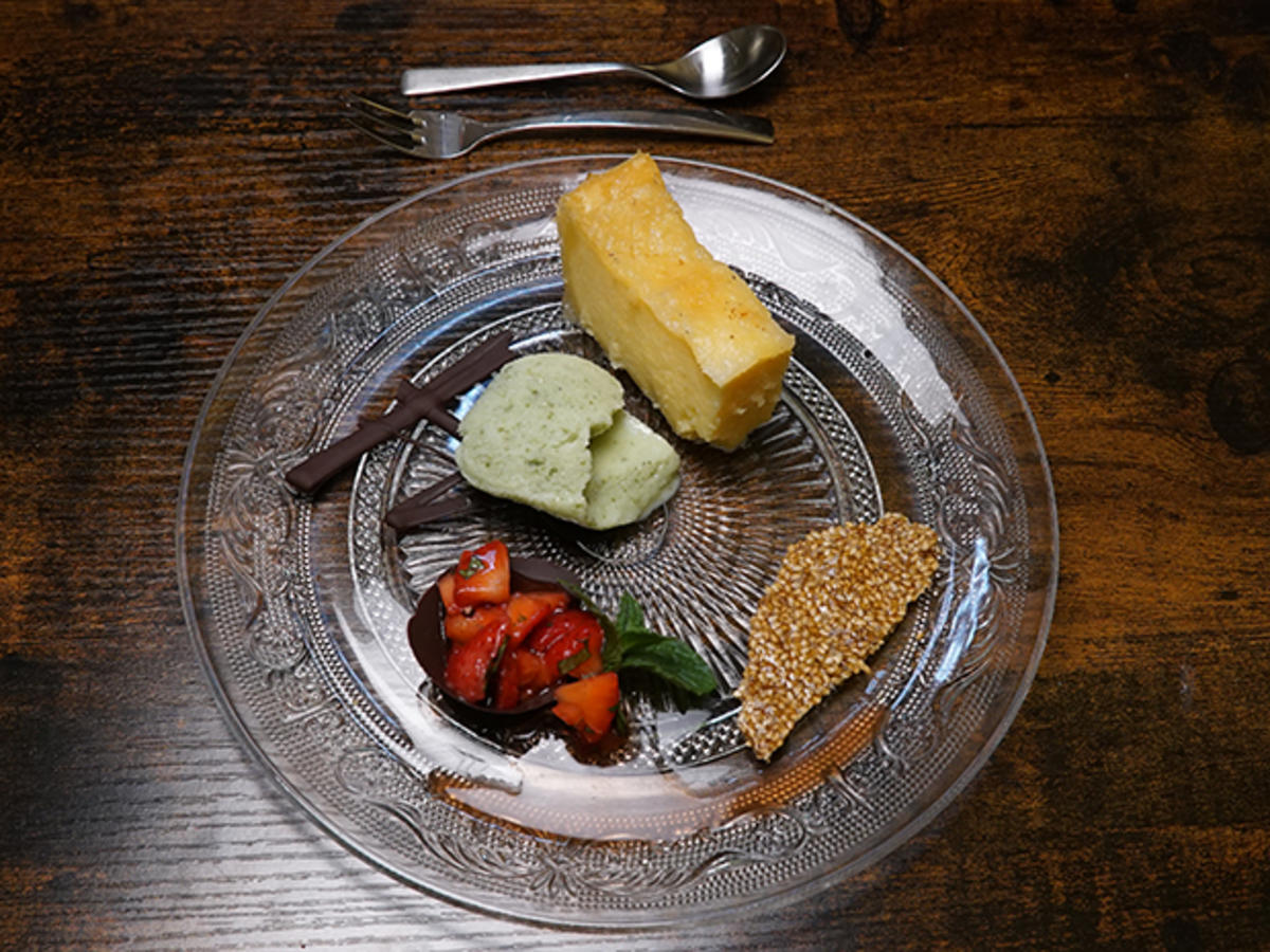 Erdbeersalat mit Grießschnitte und Basilikum Eis - Rezept - kochbar.de