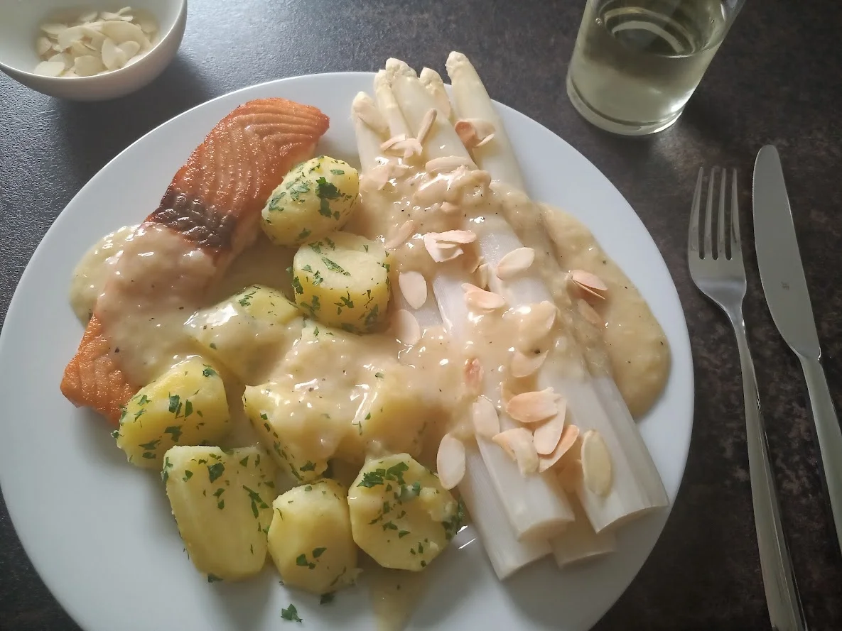 Lachsfilet mit Spargel und Weißwein-Butter-Sauce - Rezept - Bild Nr. 2