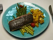Kingfish auf gebratenem grünen Spargel, dazu Rosmarinkartoffeln - Rezept - Bild Nr. 15833
