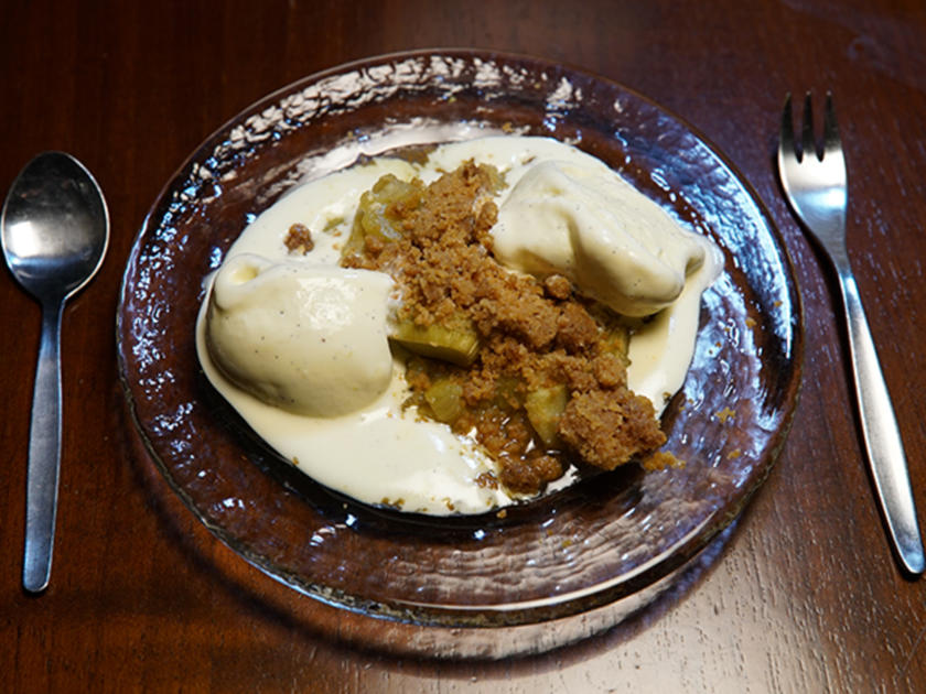 Rhabarber-Crumble mit Vanilleeis - Rezept - kochbar.de