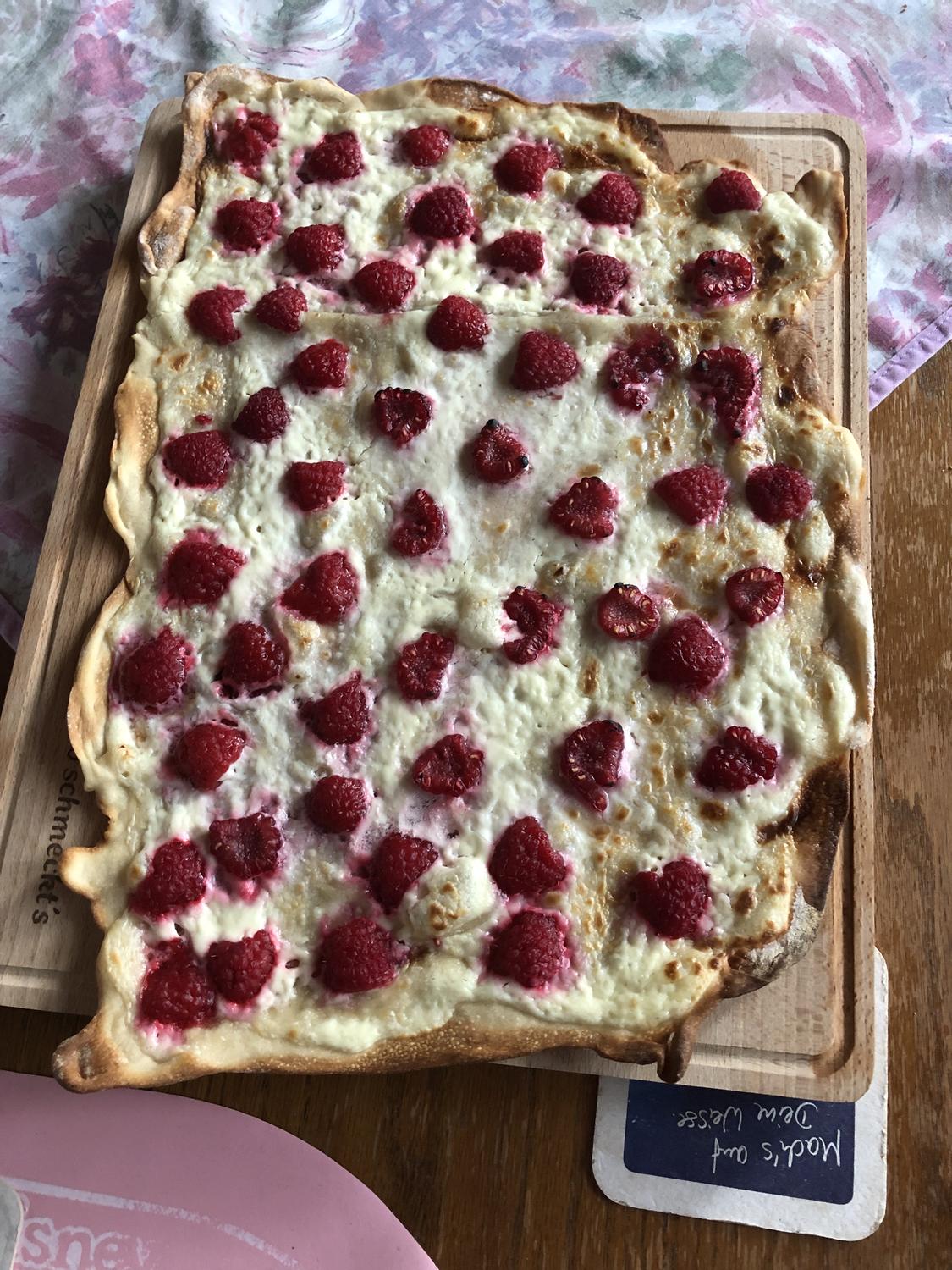 Flammkuchen mit Himbeeren und flambiert - Rezept mit Bild - kochbar.de