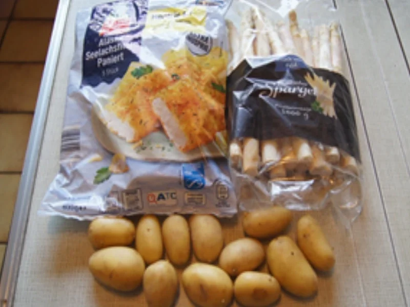 Spargel mit pikanter Spargel-Kräuter-Creme, panierten Seelachsfilet und Kümmel-Drillingen - Rezept - Bild Nr. 3