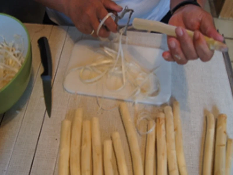 Spargel mit pikanter Spargel-Kräuter-Creme, panierten Seelachsfilet und Kümmel-Drillingen - Rezept - Bild Nr. 4