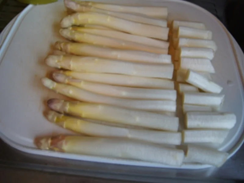 Spargel mit pikanter Spargel-Kräuter-Creme, panierten Seelachsfilet und Kümmel-Drillingen - Rezept - Bild Nr. 5