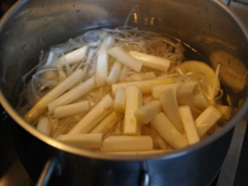 Spargel mit pikanter Spargel-Kräuter-Creme, panierten Seelachsfilet und Kümmel-Drillingen - Rezept - Bild Nr. 7