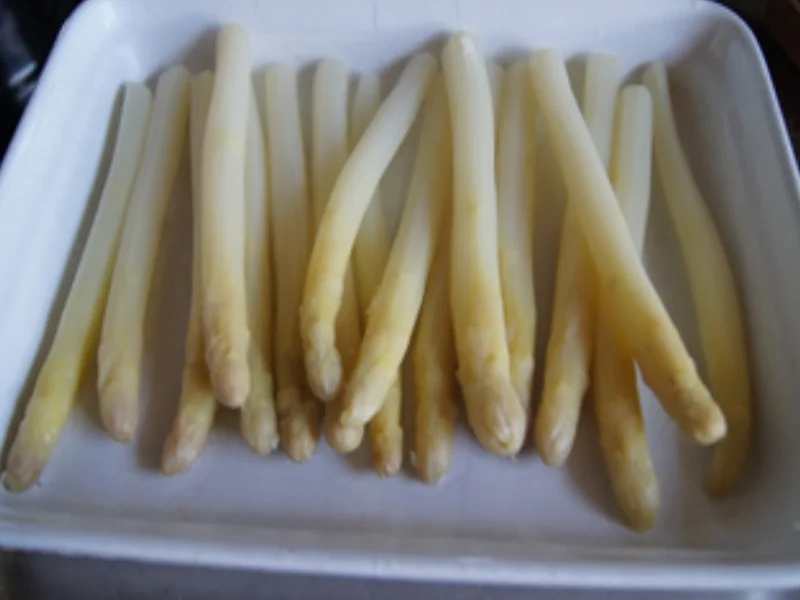 Spargel mit pikanter Spargel-Kräuter-Creme, panierten Seelachsfilet und Kümmel-Drillingen - Rezept - Bild Nr. 9