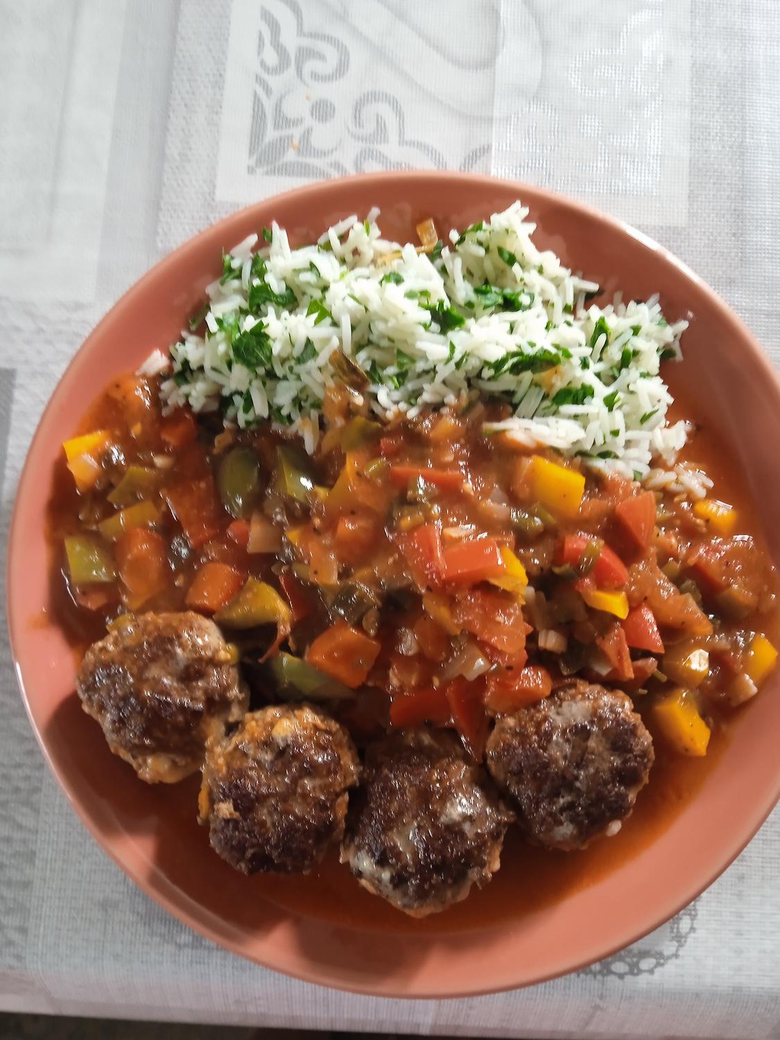 Hackbällchen mit Paprika und Petersilie - Reis - Rezept - kochbar.de