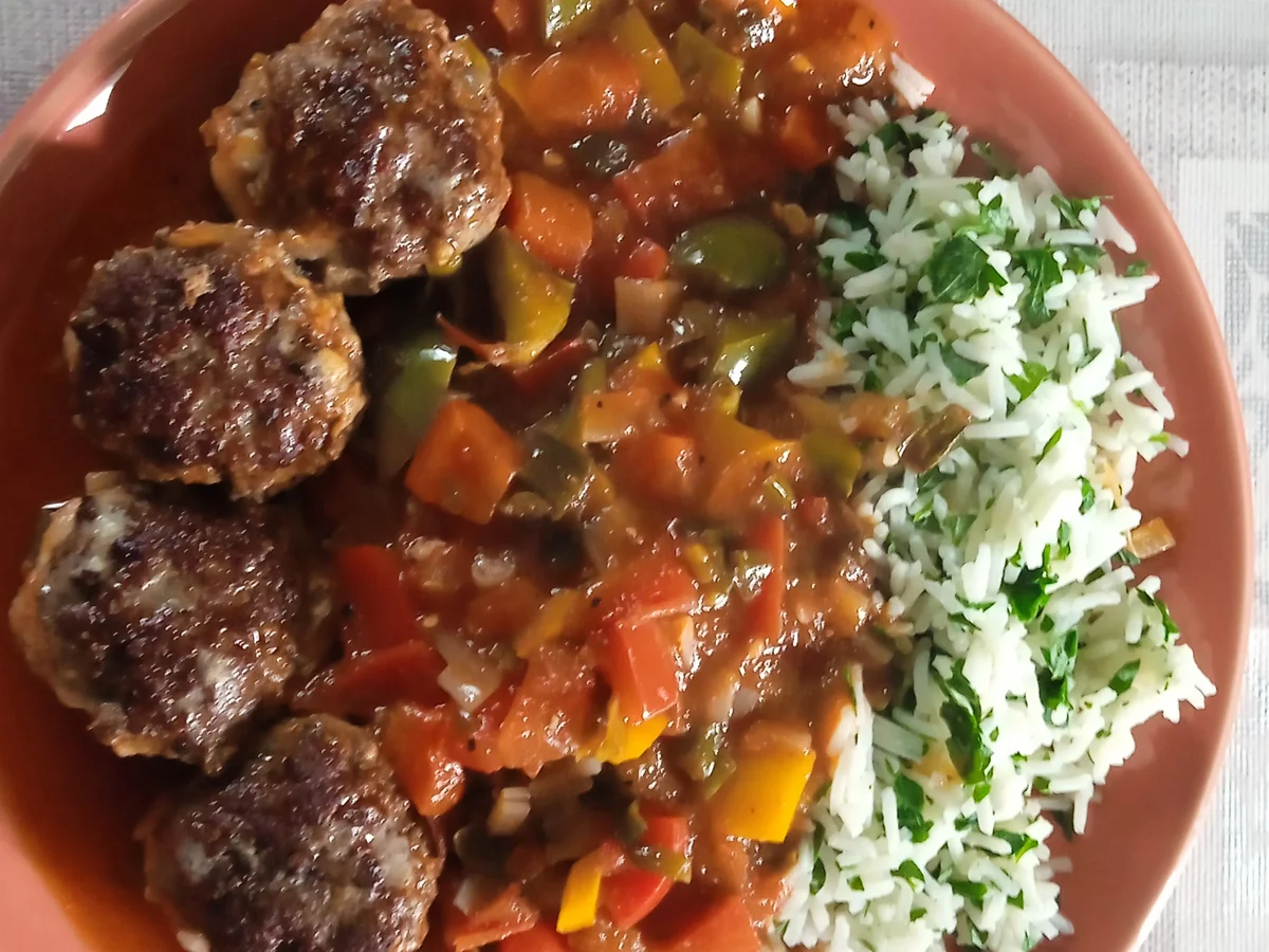 Hackbällchen mit Paprika und Petersilie - Reis - Rezept - Bild Nr. 3