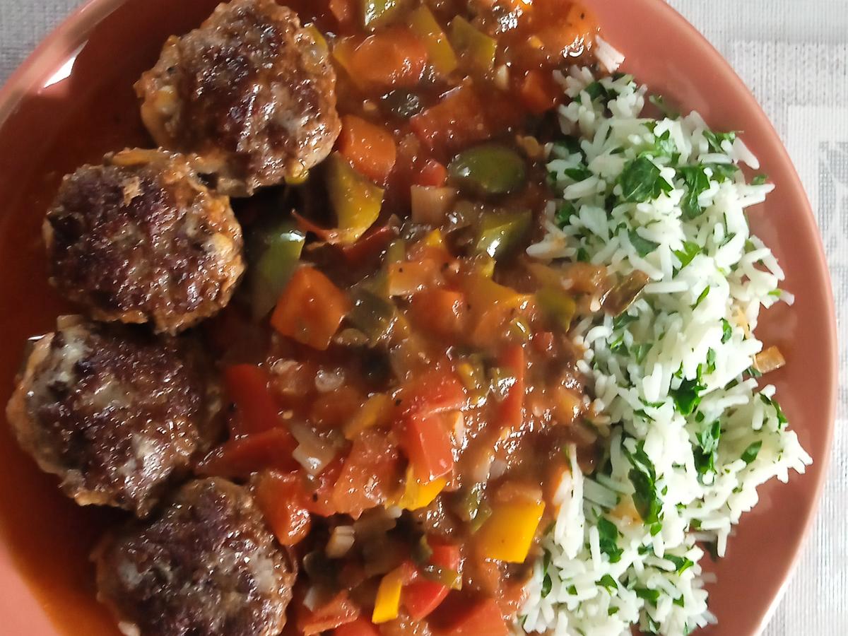 Hackbällchen mit Paprika und Petersilie Reis - schnell &amp; einfach - von ...