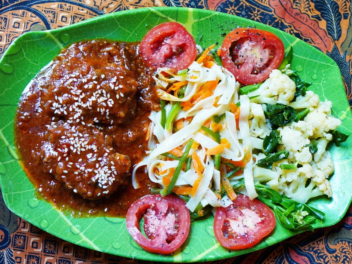 Bratlinge mit bunten Nudeln und Blütenkohl - Rezept - Bild Nr. 2