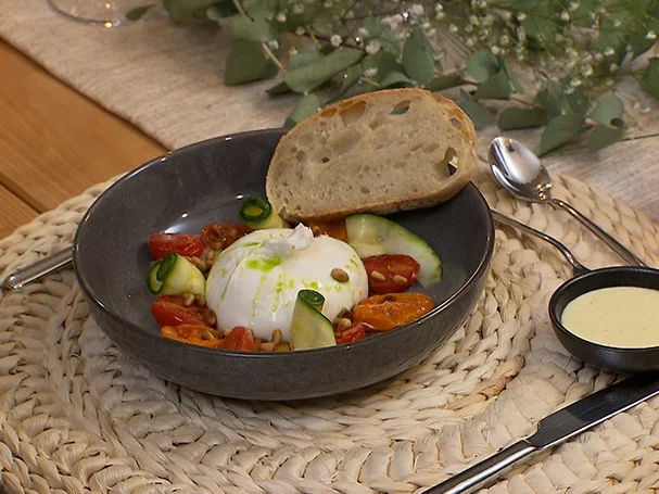 Confierte Tomaten mit Burrata und selbstgemachtem Sauerteigbrot - Rezept - Bild Nr. 15837