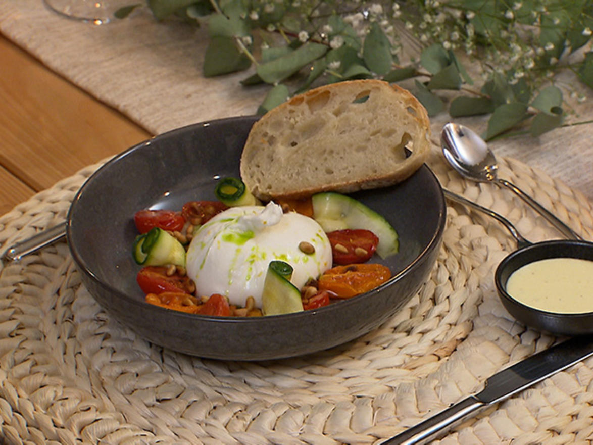 Confierte Tomaten mit Burrata und selbstgemachtem Sauerteigbrot ...