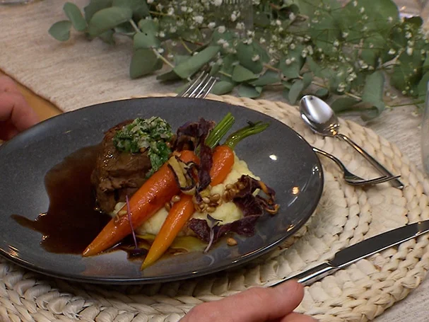 Geschmortes vom Rind in Rotweinsoße an glasierter Karotte mit Erdäpfeln - Rezept - Bild Nr. 15837