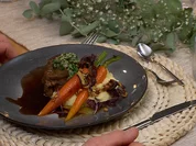 Geschmortes vom Rind in Rotweinsoße an glasierter Karotte mit Erdäpfeln - Rezept - Bild Nr. 15837