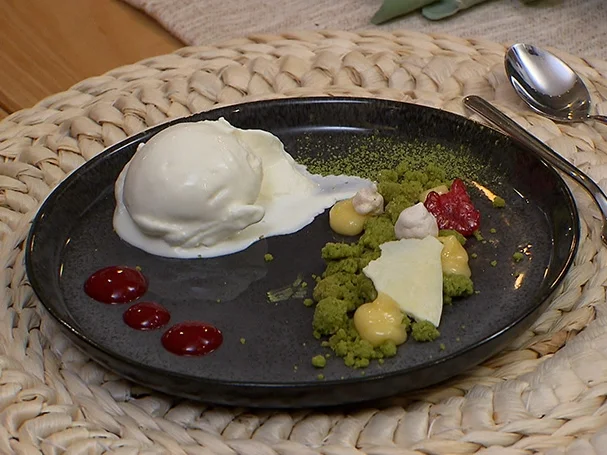 Buttermilch-Joghurt-Eis mit Lemon Curd und Matcha-Crunch - Rezept - Bild Nr. 2