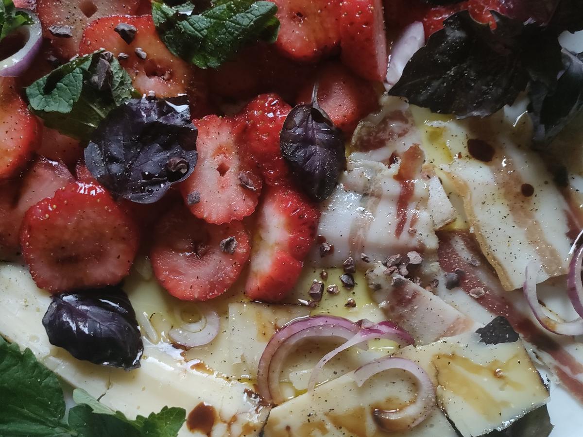 Erdbeer Salat mit Pancetta und Käse - schnell &amp; einfach - von Sechsuhrelf