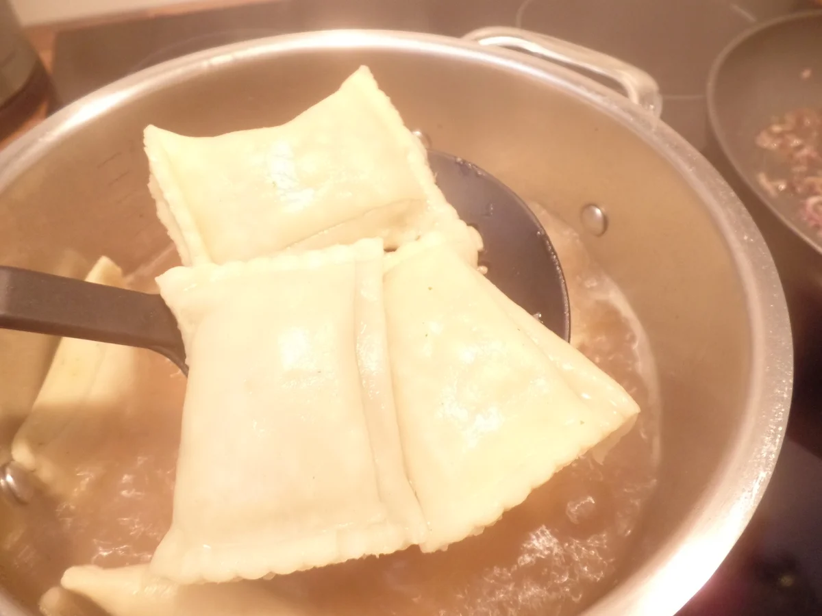 Gemälzte Gemüse-Maultaschen auf Salat - Rezept - Bild Nr. 15843