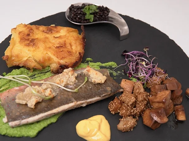 Saibling mit Marzipankruste, dazu Erbsen-Kokospüree und Kartoffelgratin - Rezept - Bild Nr. 2