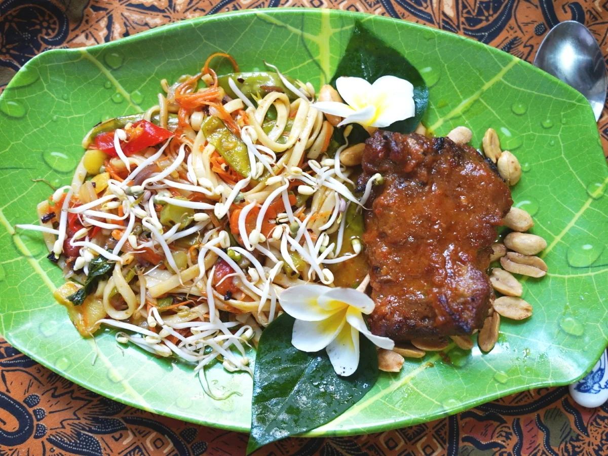 Hühnerunterschenkel mit BBQ-Sauce und bunten Nudeln - Rezept - Bild Nr. 2